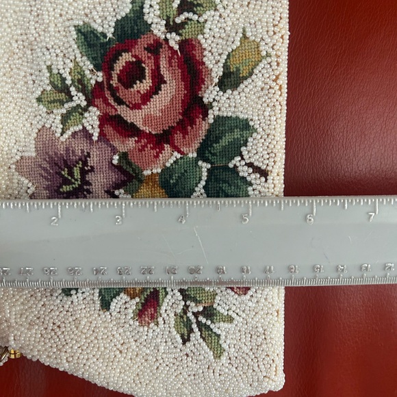Vintage 1960’s white beaded purse with embroidered flowers & scalloped closure. - Picture 9 of 11
